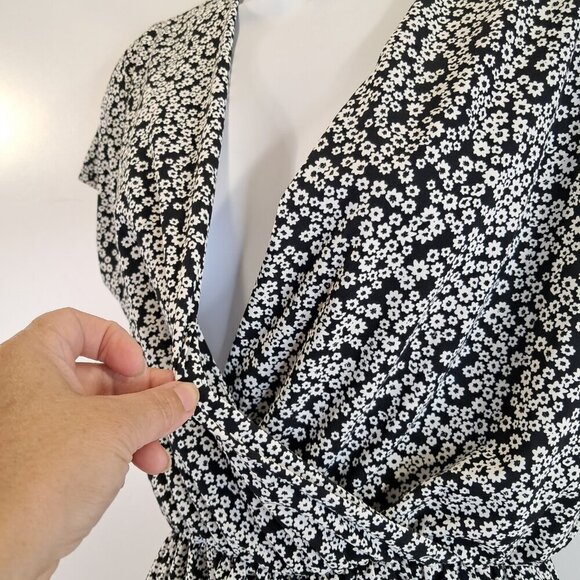 UNIQLO Floral Black and White V Neck Romper Size S - Picture 9 of 11